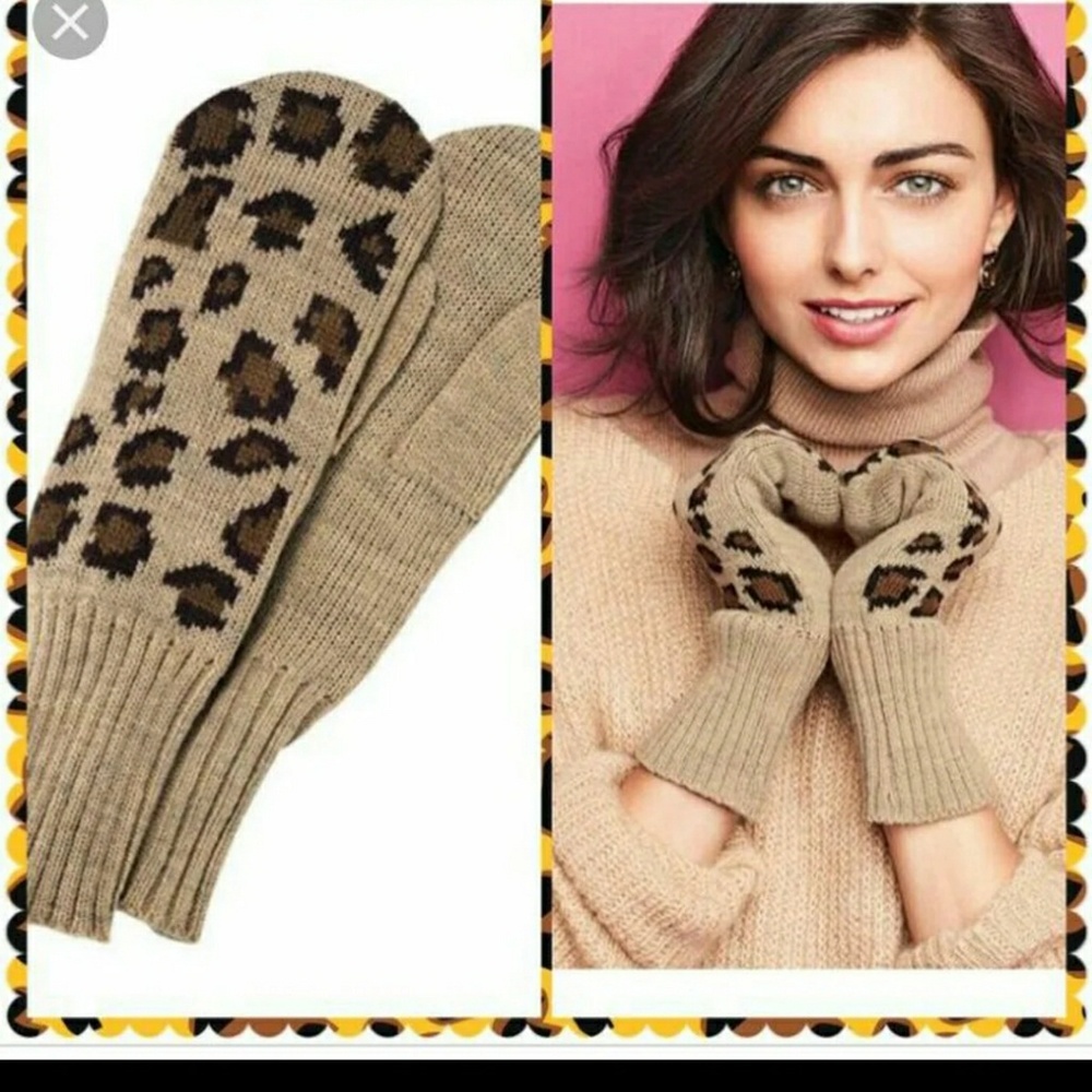 Leopard print mittens